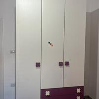 Armadio e comodio ragazza