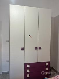 Armadio e comodio ragazza