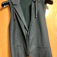 Gilet grigio con cappuccio