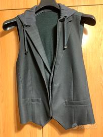 Gilet grigio con cappuccio