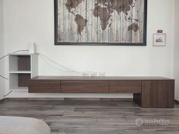 Mobile TV sospeso da negozio d'arredamento usato