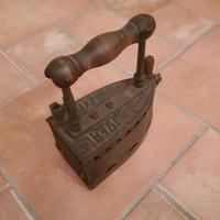 Ferro da stiro epoca a carbone