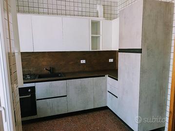 Cucina nuova con lavastoviglie, forno e fornello