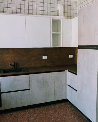 Cucina nuova con lavastoviglie, forno e fornello