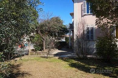 BELLA VILLA LIBERTY CON AMPIO GIARDINO A FOLIGNO