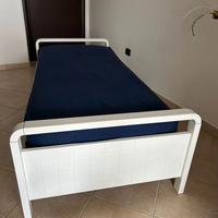 Letto singolo e scrivania