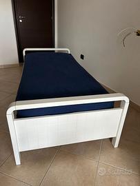 Letto singolo e scrivania