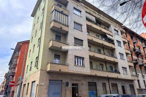 Negozio angolare con triplo accesso
