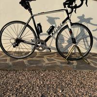 Bici corsa Trek con rullo