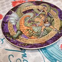 Piatto da collezione, il drago e il cavaliere