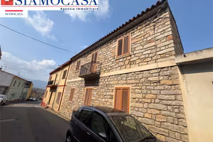 Casa di 200 mq con ampio giardino e posti auto
