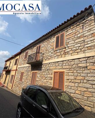Casa di 200 mq con ampio giardino e posti auto