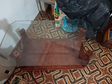 Tavolino in legno sotto e sopra vetro