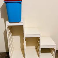 Mobile dell'ikea con contenitori.