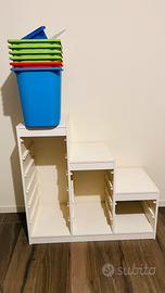 Mobile dell'ikea con contenitori.