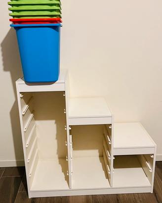Mobile dell'ikea con contenitori.