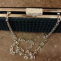 pochette con chiusura strass e catenella