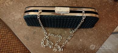 pochette con chiusura strass e catenella