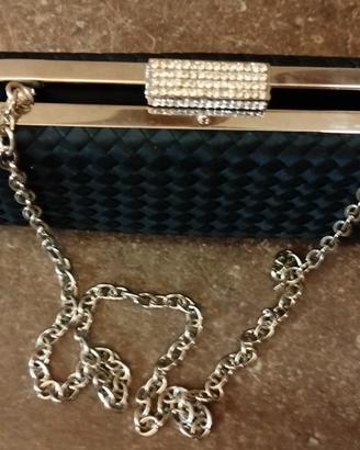 pochette con chiusura strass e catenella