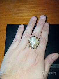 anello in ottone con perla barocca naturale 