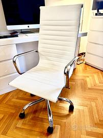 Sedia direzionale pelle bianca girevole mod. Eames
