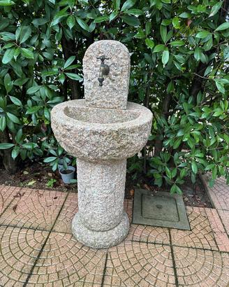 Fontana da esterno in granito bocciardato