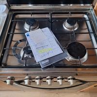 Cucina economica a bombola, con forno elettrico