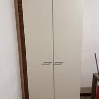 Due armadi e due scrivanie