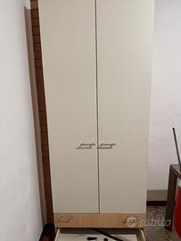 Due armadi e due scrivanie