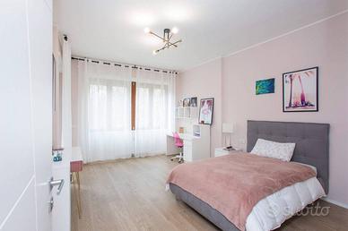 Stanza in appartamento di 100 m² a Milano