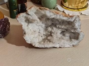 Geode di quarzo bianco