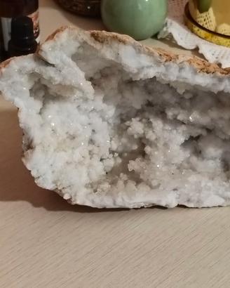 Geode di quarzo bianco