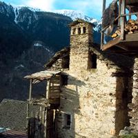 Casa con terreni nel antico villaggio di Zonca