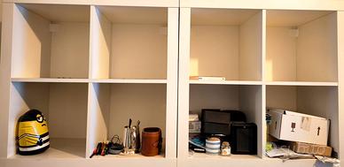 Scaffali a sospensione. Bianchi.