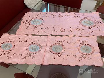 Runner e centrini sintetici intagliati