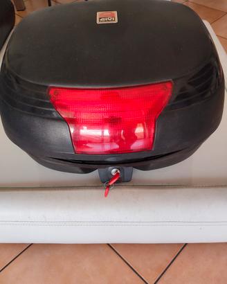 Bauletto Givi Monolock 42L con luce stop
