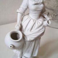 Statuina Porcellana Biscuit 'L'Acquaiola'
