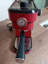Macchina caffè e cappuccino rossa
