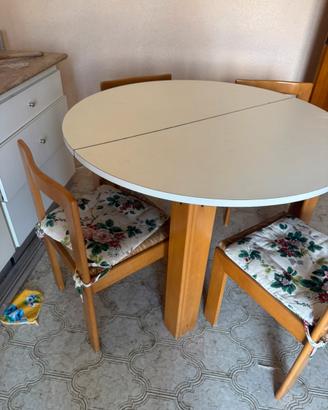 Tavolo cucina piu 4 sedie