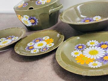 Piatti Decorati  a mano+   cocotte e insalatiera