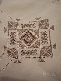 Tovaglia lino ricamata a mano Punto Antico