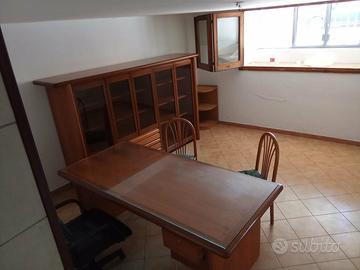 Libreria e scrivania in legno