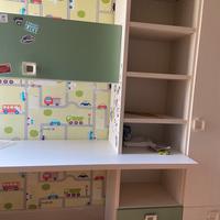 scrivania e libreria incorporata