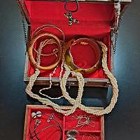 bauletto con collane, bracciali, orecchini ecc.