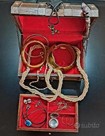 bauletto con collane, bracciali, orecchini ecc.