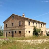 Panoramico casale da ristrutturare vista mare