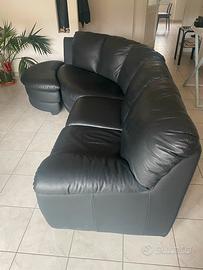 DIVANO NERO CON POUF