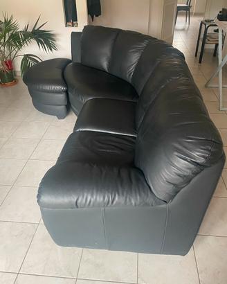 DIVANO NERO CON POUF
