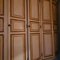 Armadio shabby color crema e rifiniture oro