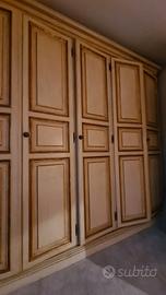 Armadio shabby color crema e rifiniture oro